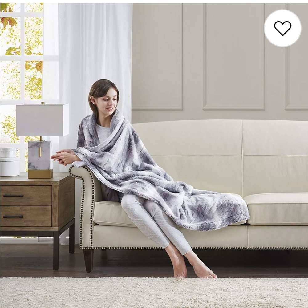 NEW IN BAG: MADISON PARK FAUX FUR OVERSIZED THROW - Picture 5 of 7